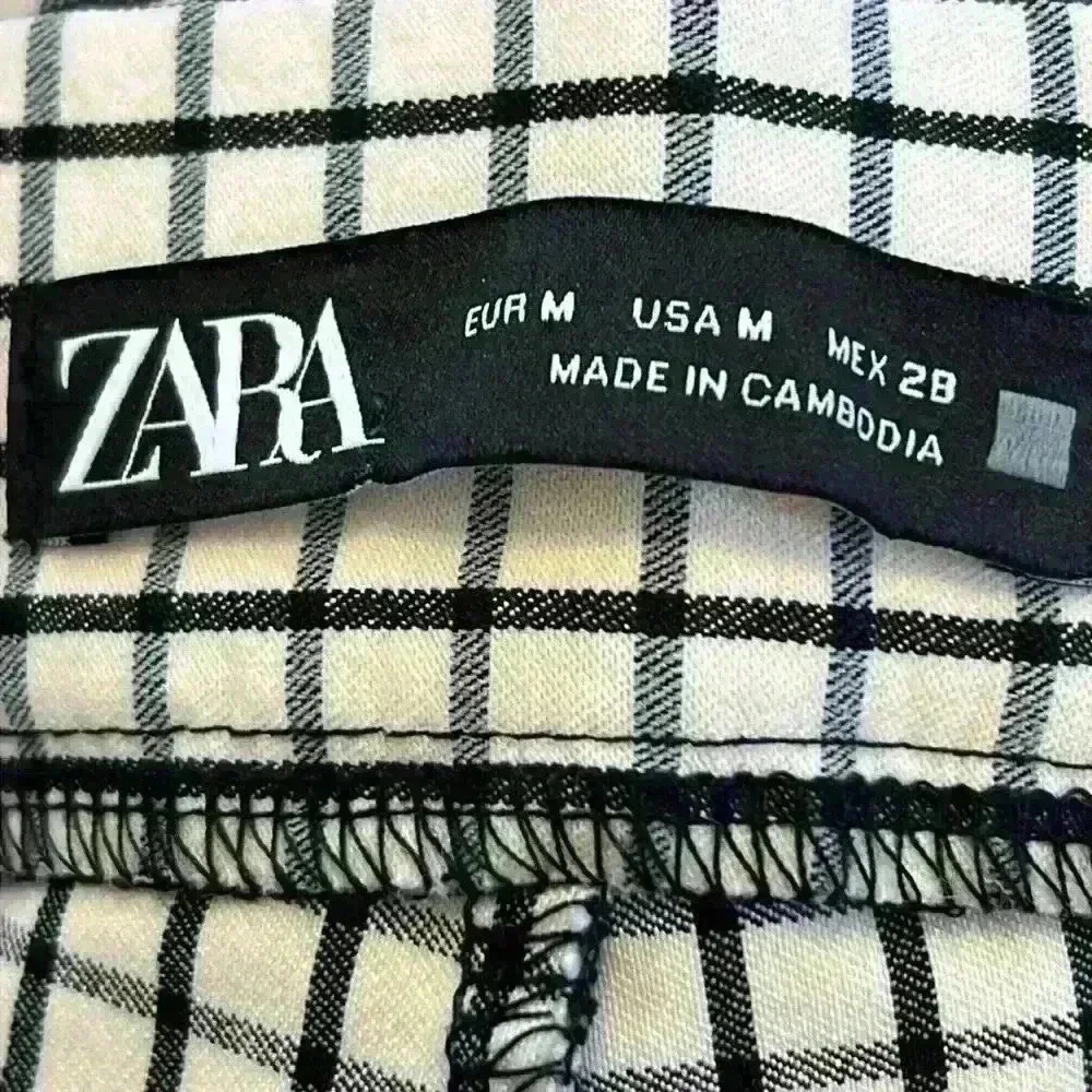 Zara Women’s Leggings / Pants Size Medium Black and Cream Plaid